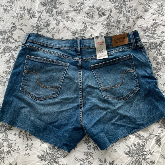 LEVI STRAUSS medium wash denim high rise 3” jean shorts ✨50% OFF BUNDLES✨ - Picture 7 of 9